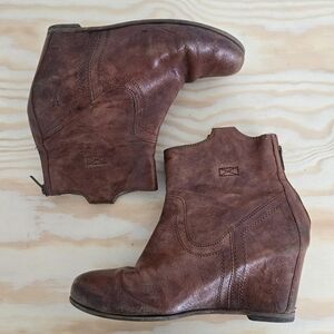 FRYE 8.5 Carson‎ Hidden Wedge Cognac Leather Booties Brown Distressed